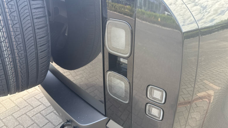 Land Rover Defender 3.0 D250 X-Dynamic SE 110 5dr Auto Diesel Estate